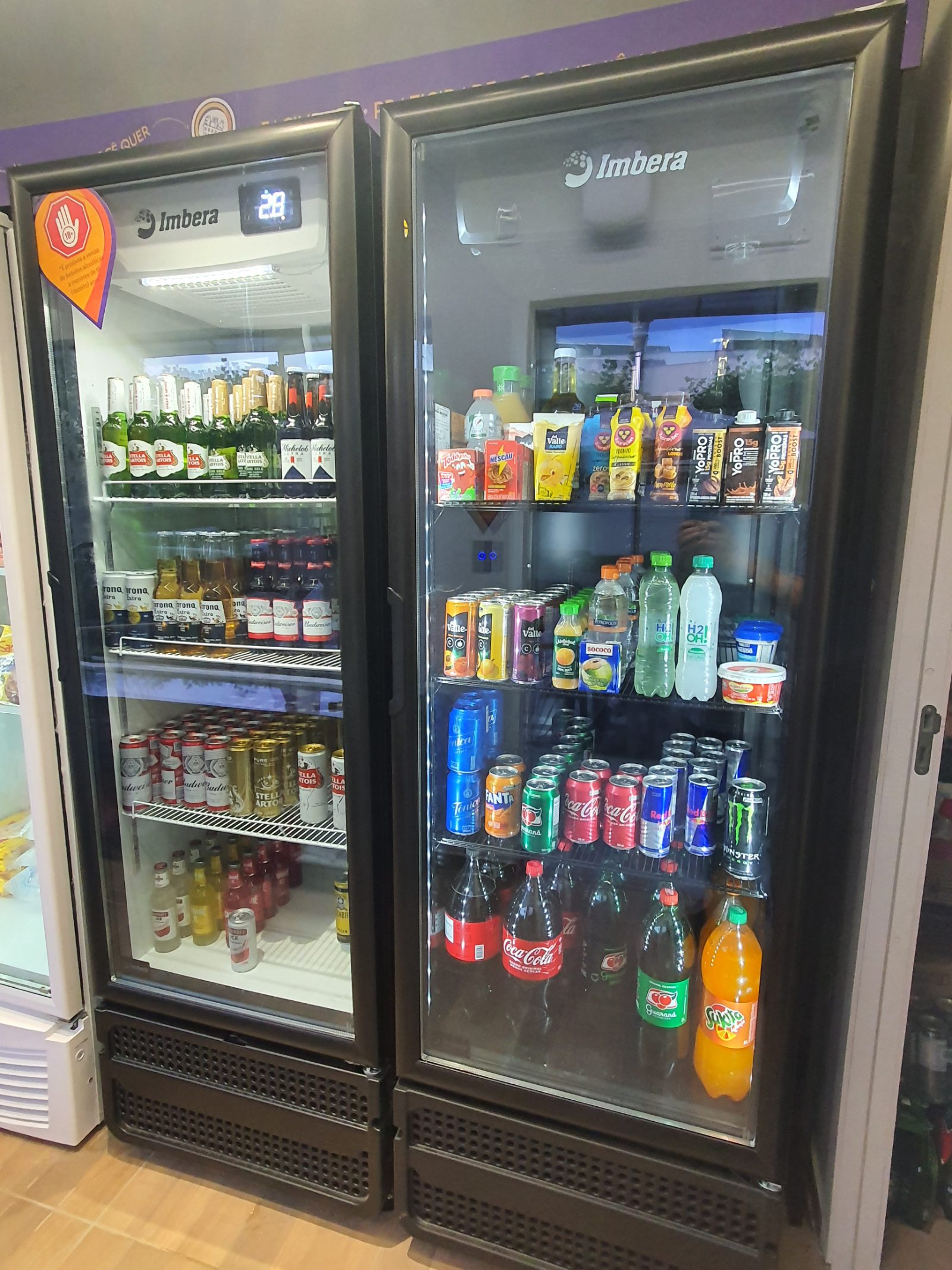 Geladeiras de bebidas em uma Vendinha Corporate