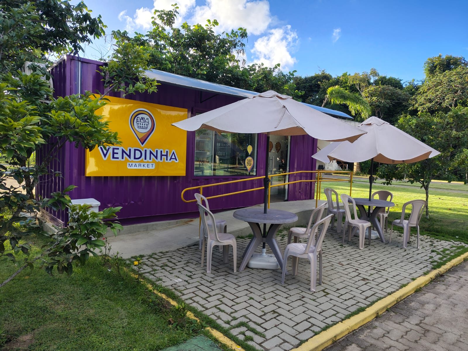Loja Vendinha Market com área de convivência ao ar livre