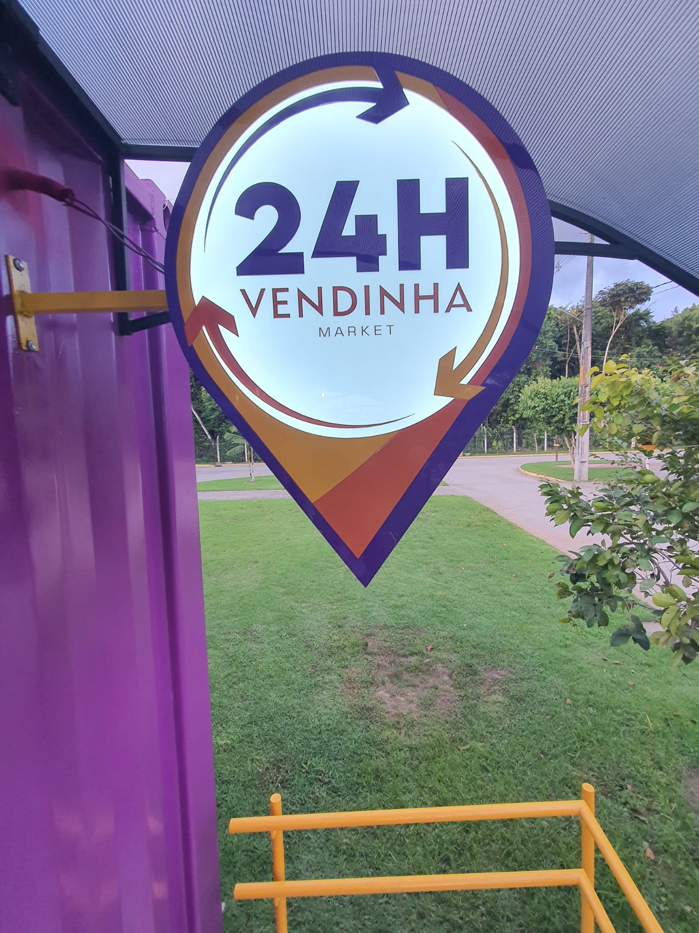 Placa 24H da Vendinha Market na entrada da loja